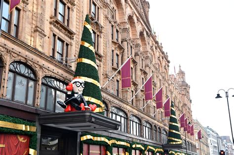 dolce gabbana harrods christmas display